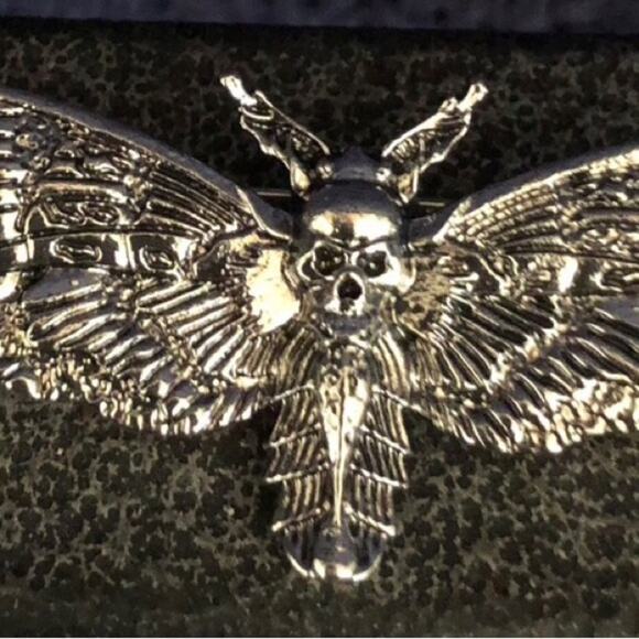 Vintage Inspired Timeless Intricately Designed Silver Plated Butterfly Brooch - Picture 8 of 13